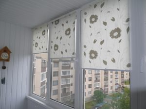 Установка рулонных штор на пластиковые окна в Коммунаре